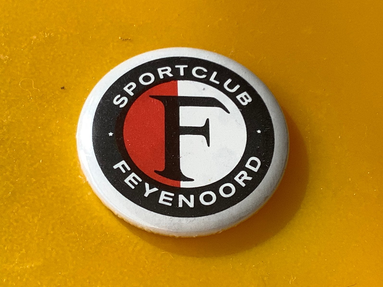 Oude voetbal button sportclub Feyenoord voetbal voetbalclub, Ophalen of Verzenden, Gebruikt, Sport, Button