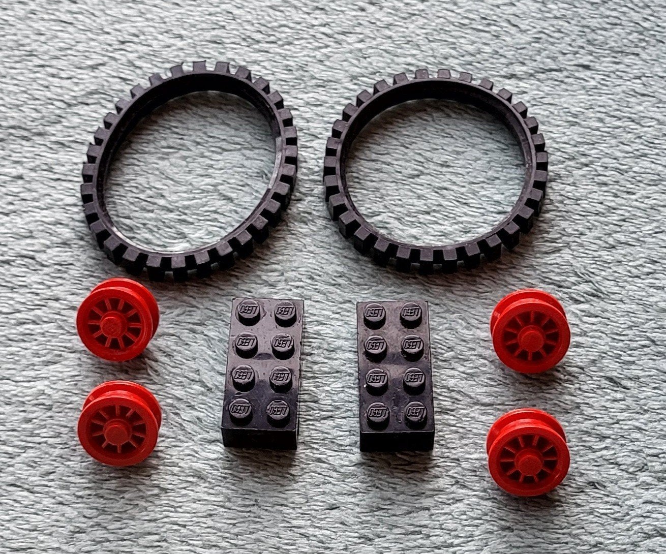 Lego rupsbanden, ster / spaak wielen  as blokje 4x2x1 Zwart., Ophalen of Verzenden, Gebruikt, Losse stenen, Lego