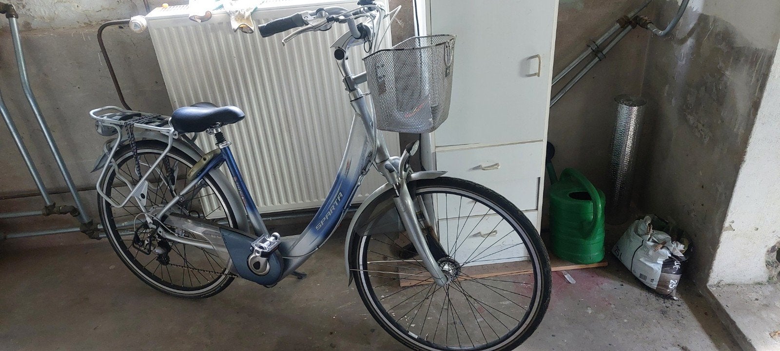 Gebruikte elektrische fiets met mand en oplader ophalen, Fietsen en Brommers, Gebruikt, 51 tot 55 cm, 30 tot 50 km per accu, Ophalen