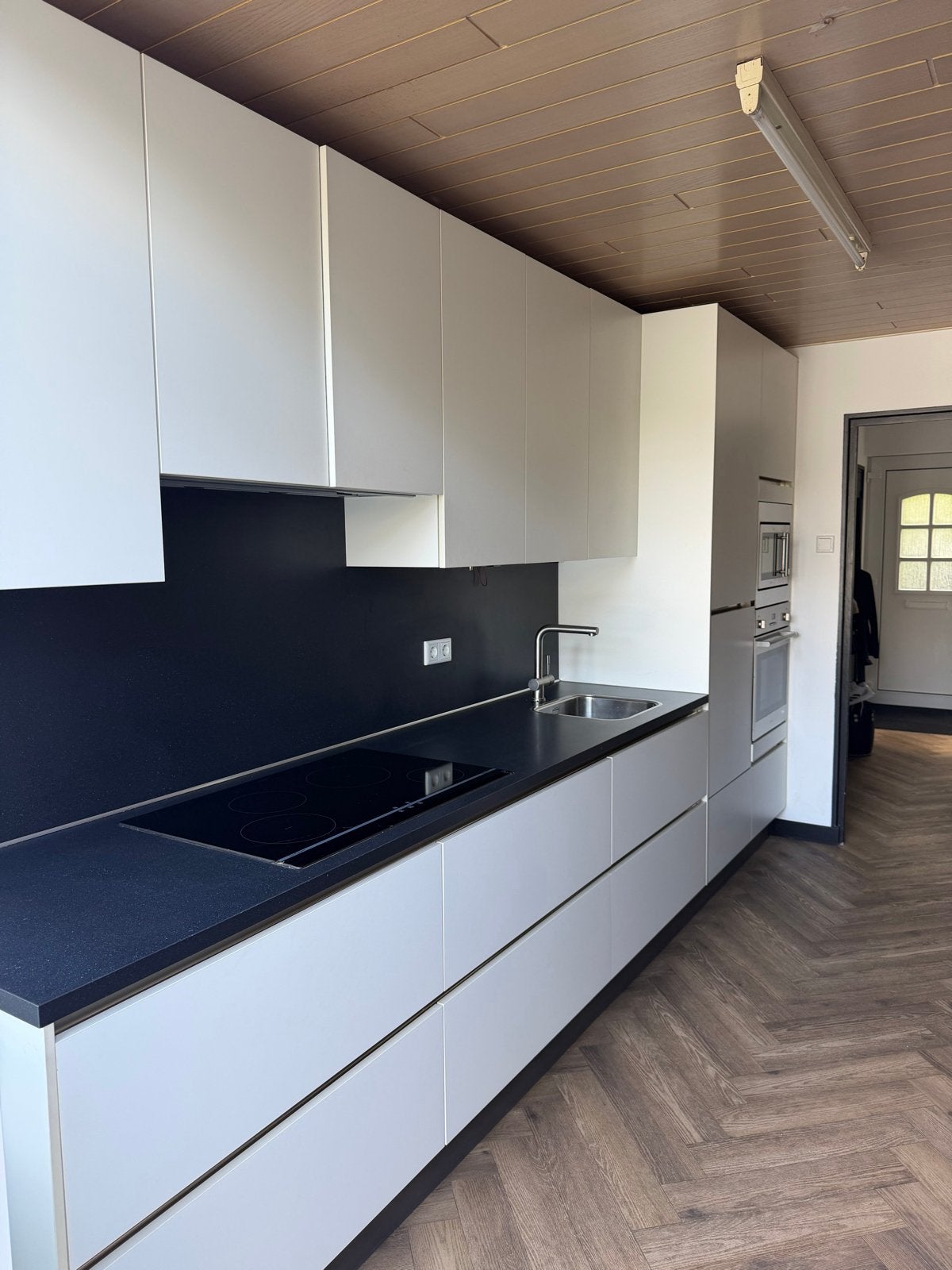 Moderne witte keuken met inbouwapparatuur, Ophalen, Gebruikt, Wit, Enkelwandige keuken