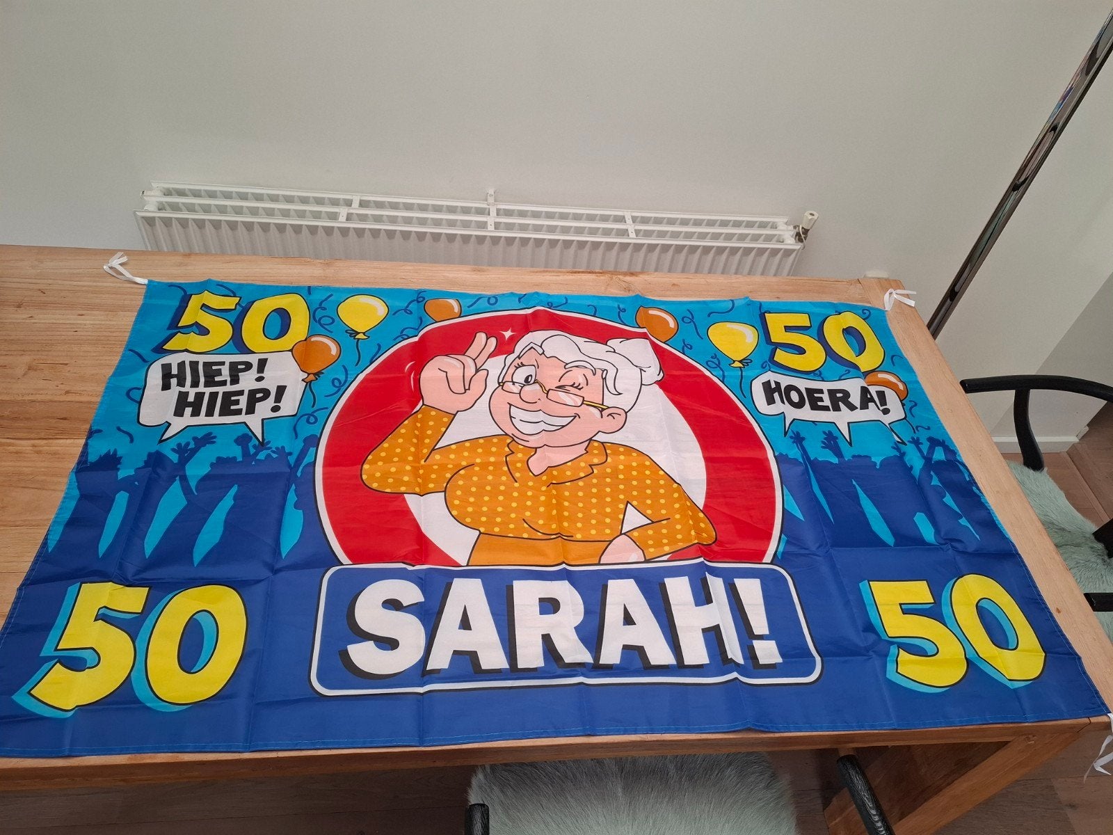 Sarah 50 jaar vlag - Hiep Hiep Hoera! 90 X 150 cm, Hobby en Vrije tijd, Feestartikelen, Ophalen of Verzenden, Nieuw, Versiering