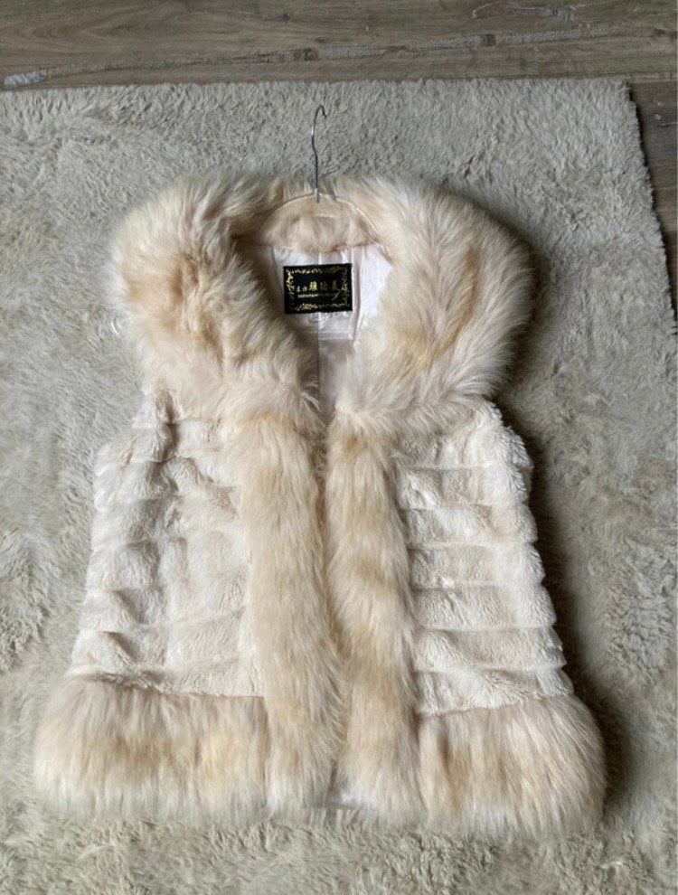 Crèmekleurig faux fur gilet maat S, Kleding | Dames, Bodywarmers, Ophalen of Verzenden, Nieuw, Maat 38/40 (M), Beige
