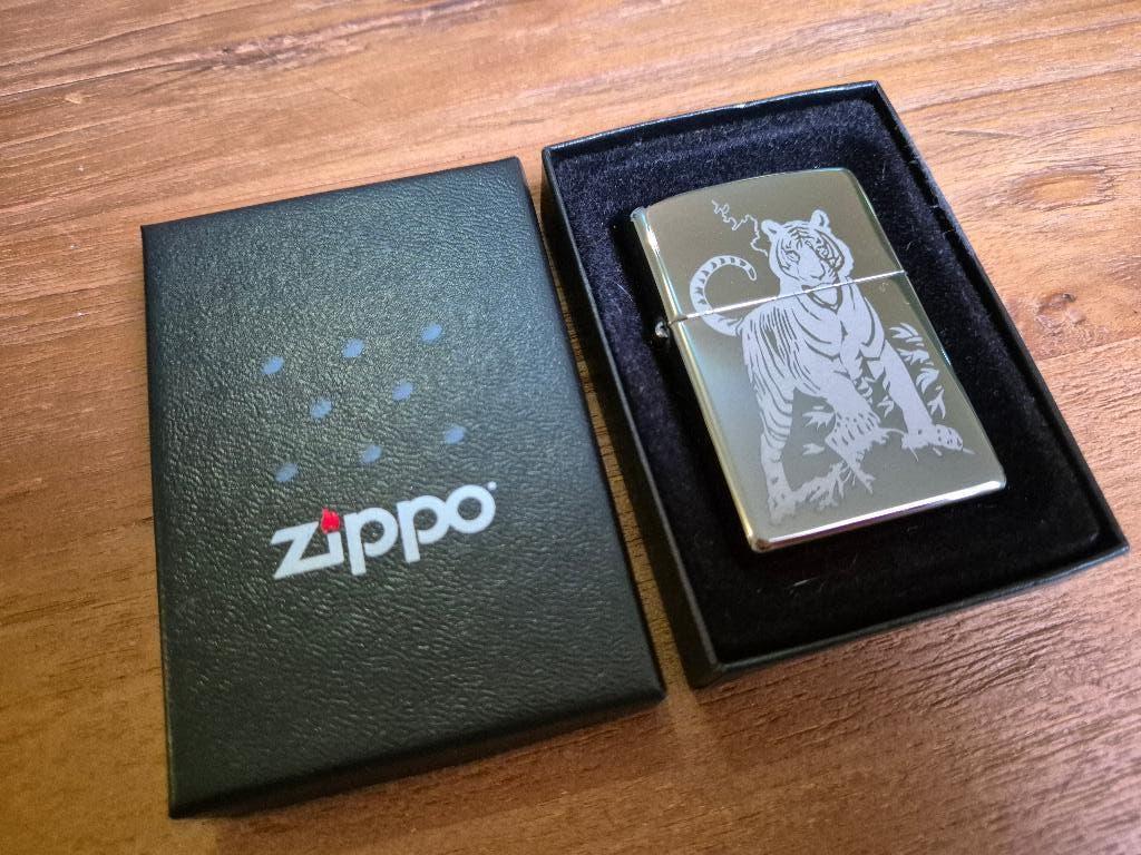 Zeer mooie zilverkleurige Zippo "Territorial tiger", nieuw!, Verzamelen, Ophalen of Verzenden, Nieuw, Aansteker