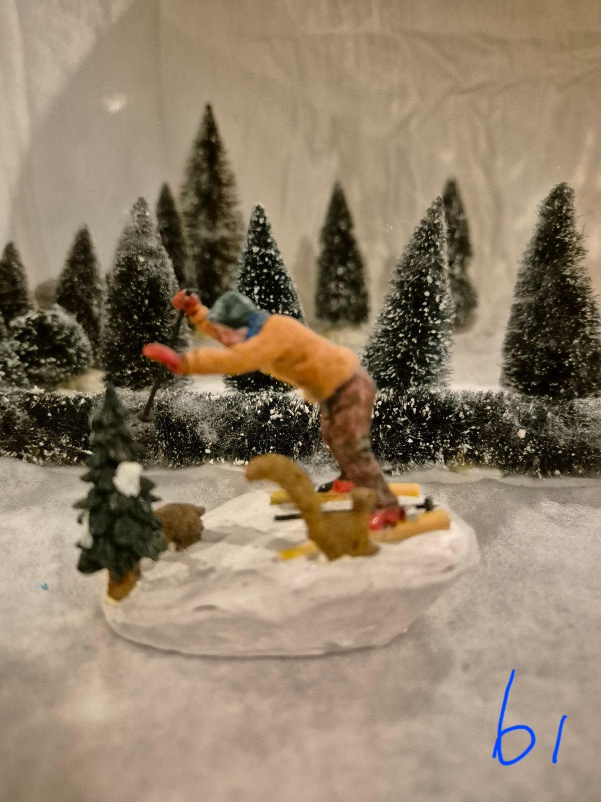 LEMAX skier drops ski pole falling over tree rabbit squirrel, Ophalen of Verzenden, Zo goed als nieuw