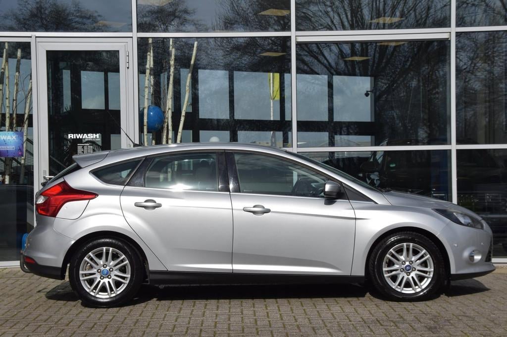 Ford Focus 1.0 EcoBoost Lease Titanium Airco Navi. Pdc Trekh, Auto's, Ford, Euro 5, Gebruikt, Zwart, 635 kg
