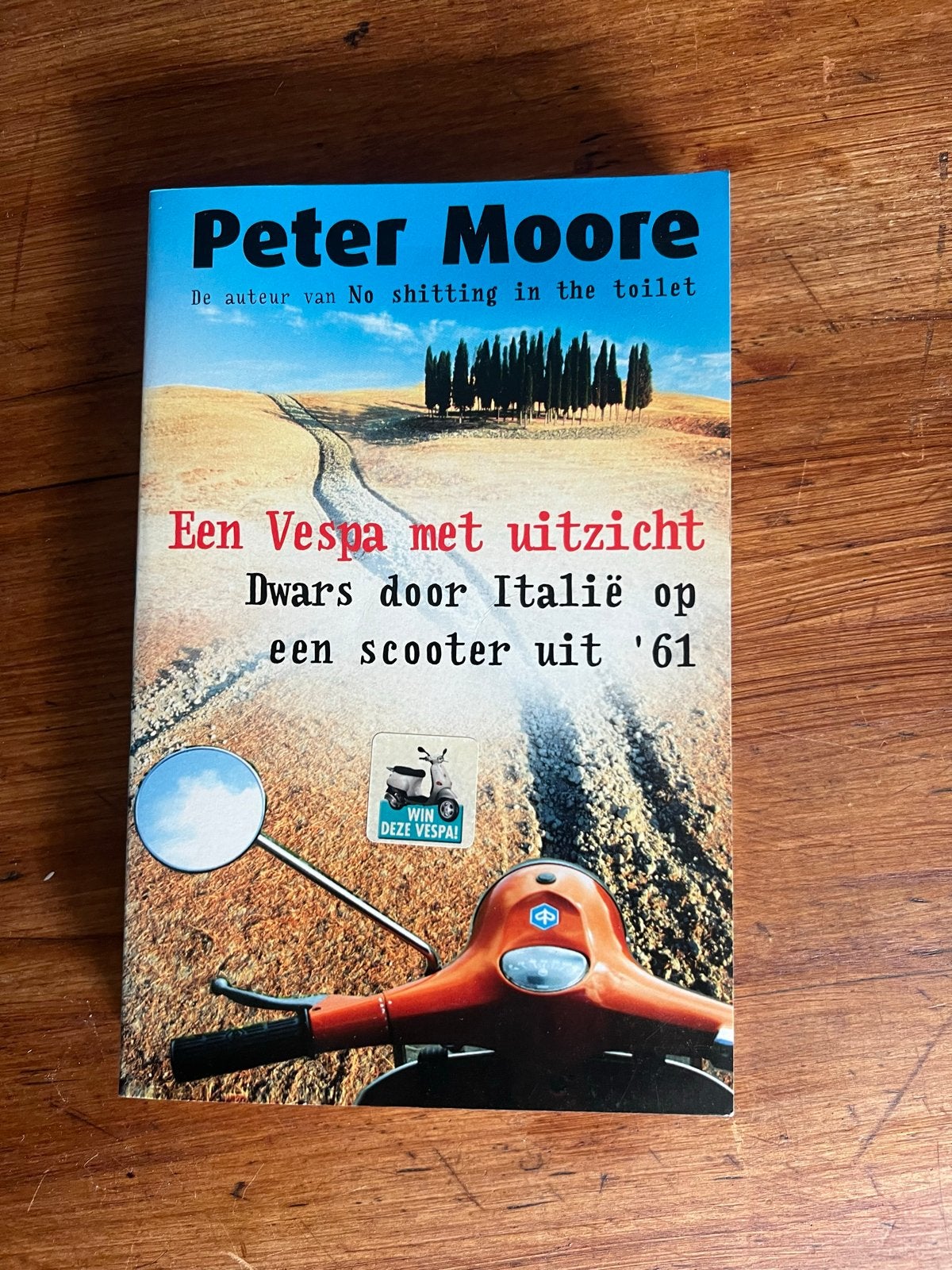 Een Vespa met uitzicht - Peter Moore, Ophalen of Verzenden, Gelezen, Europa overig