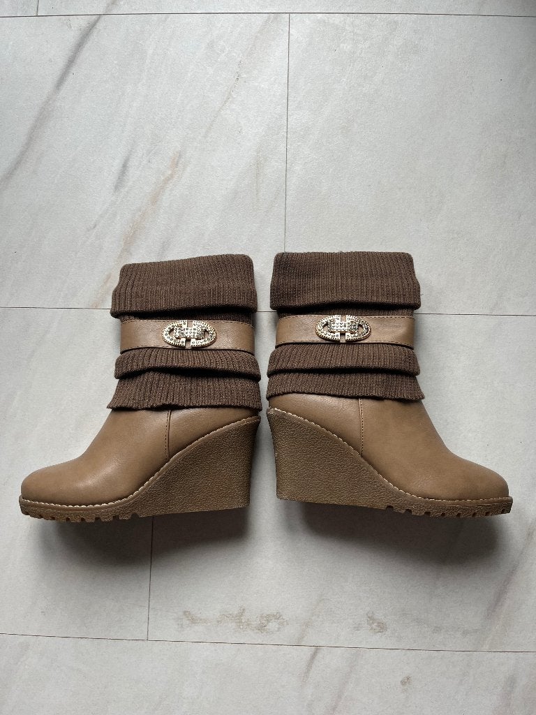 Schoenen maat 36 hoge laarsjes sleehak, Beige, Lage of Enkellaarzen, Ophalen of Verzenden, Zo goed als nieuw