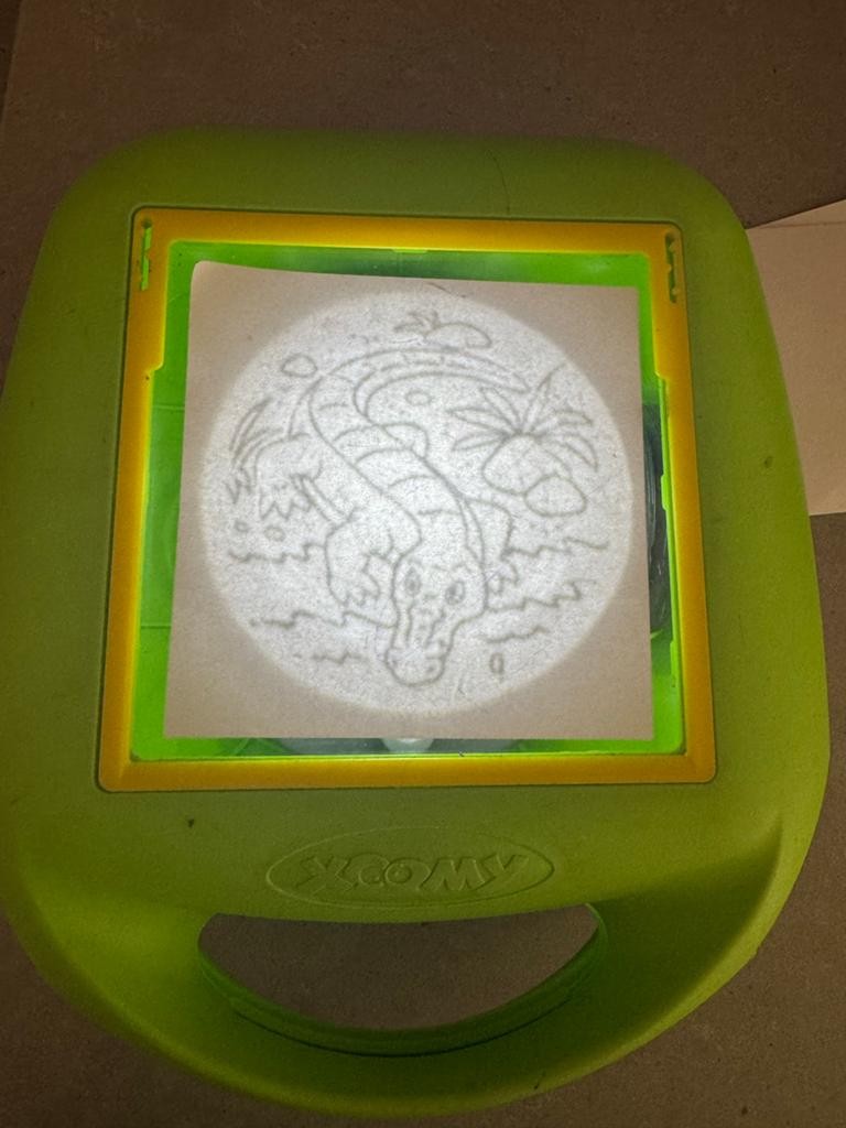 Xoomy tekentafel - Projector om figuurtjes na te tekenen, Ophalen, Gebruikt, Knutselen, Met licht