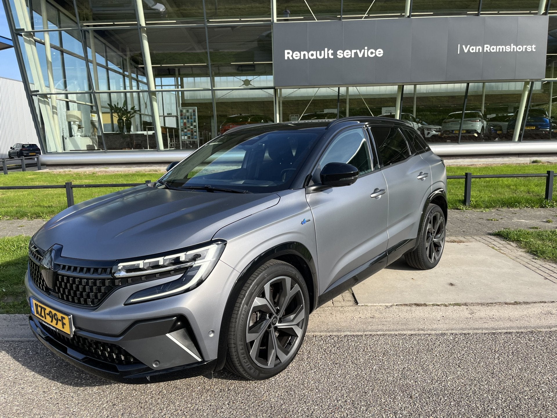 Renault Austral 1.2 E-Tech full hybrid 200PK iconic esprit A, Auto's, Gebruikt, 1199 cc, Bedrijf, Verwarmde buitenspiegels