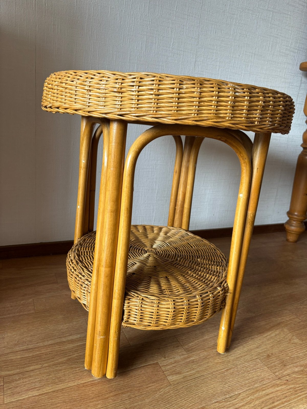 Rotan bijzettafel met twee niveaus, Overige materialen, Minder dan 55 cm, Gebruikt, Rond