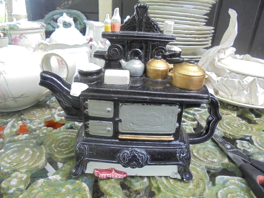 Kleine Theepot in de vorm van een fornuis met pannen ed., Ophalen of Verzenden