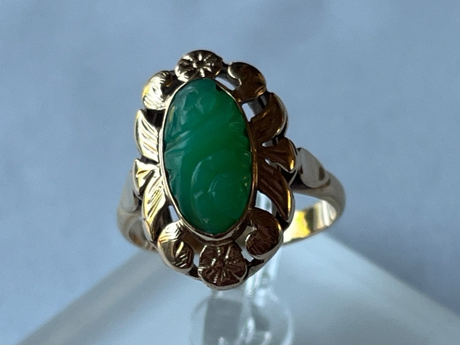 Gouden ring met gesneden Jade, gekeurd 585, Verzenden, Met edelsteen, Dame, Goud