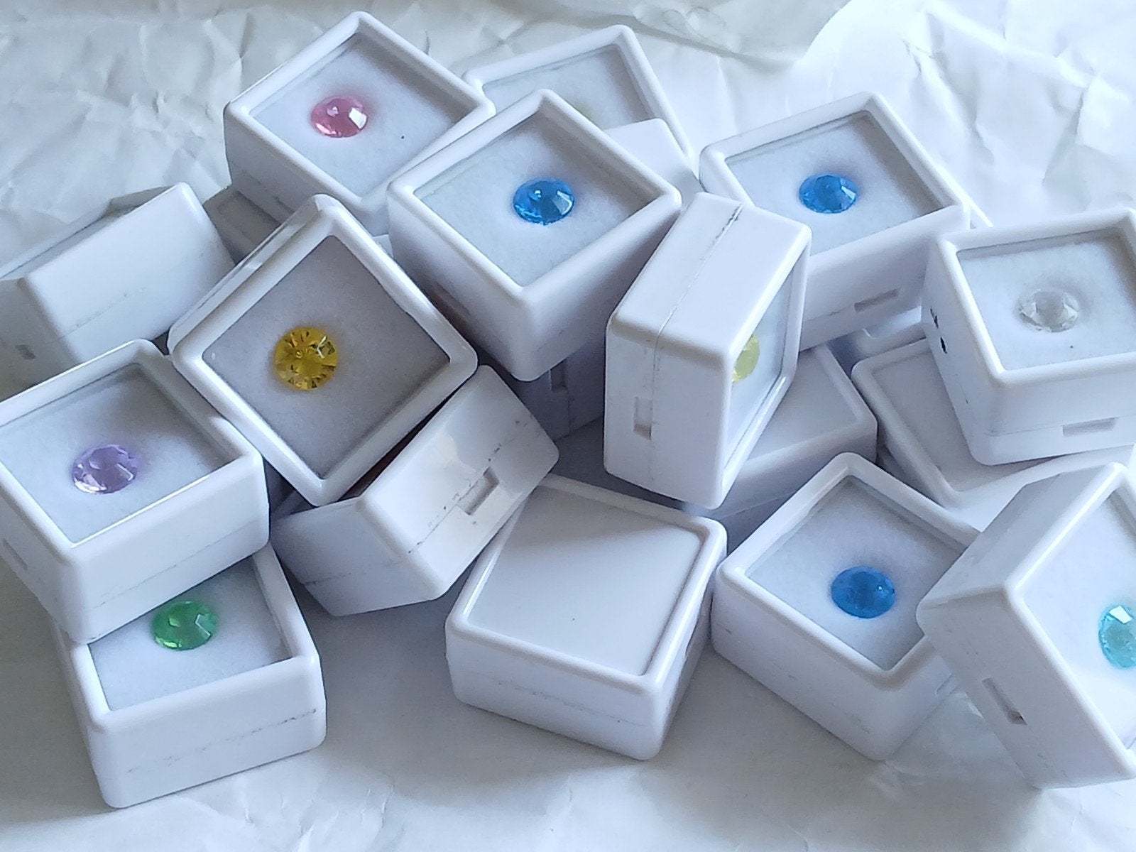 Edelsteen doosjes zgan 3x3cm wit display, Ophalen of Verzenden, Zo goed als nieuw