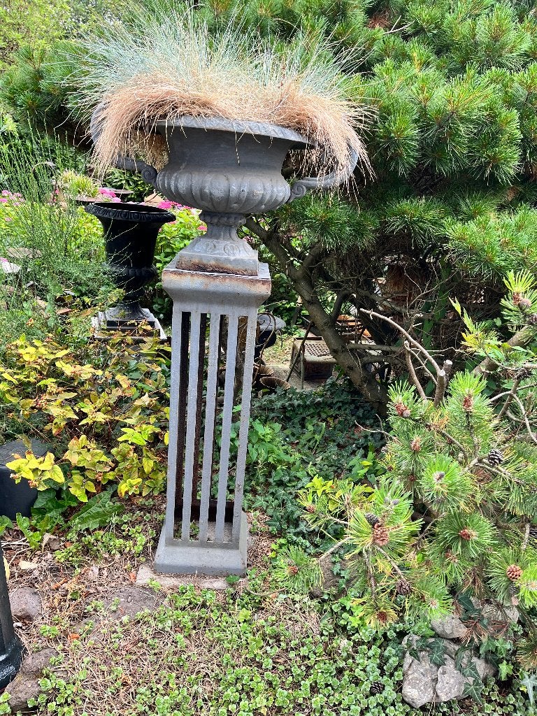 grote gietijzeren oorvaas op hoge metalen zuil, Tuin en Terras, Tuinvazen, Ophalen, Gebruikt