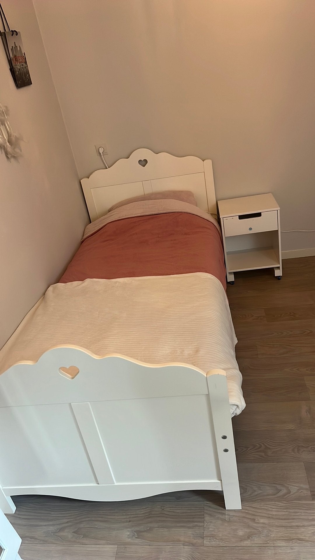 Wit meisjes bed incl nachtkastje, Ophalen, 85 tot 100 cm, Gebruikt, Lattenbodem