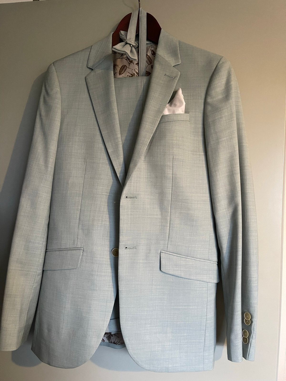 Stijlvol lichtgroen pak met wit overhemd, Kleding | Heren, Kostuums en Colberts, Ophalen of Verzenden, Zo goed als nieuw, Maat 52/54 (L)