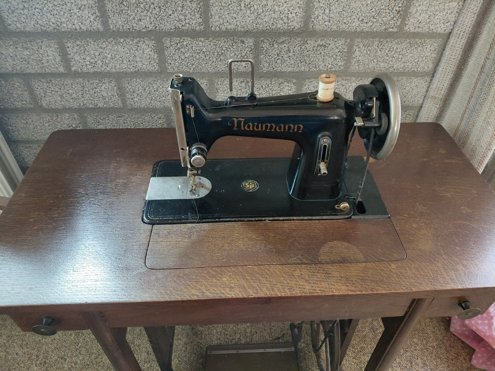 Antieke Naumann naaimachine met houten tafel, Ophalen