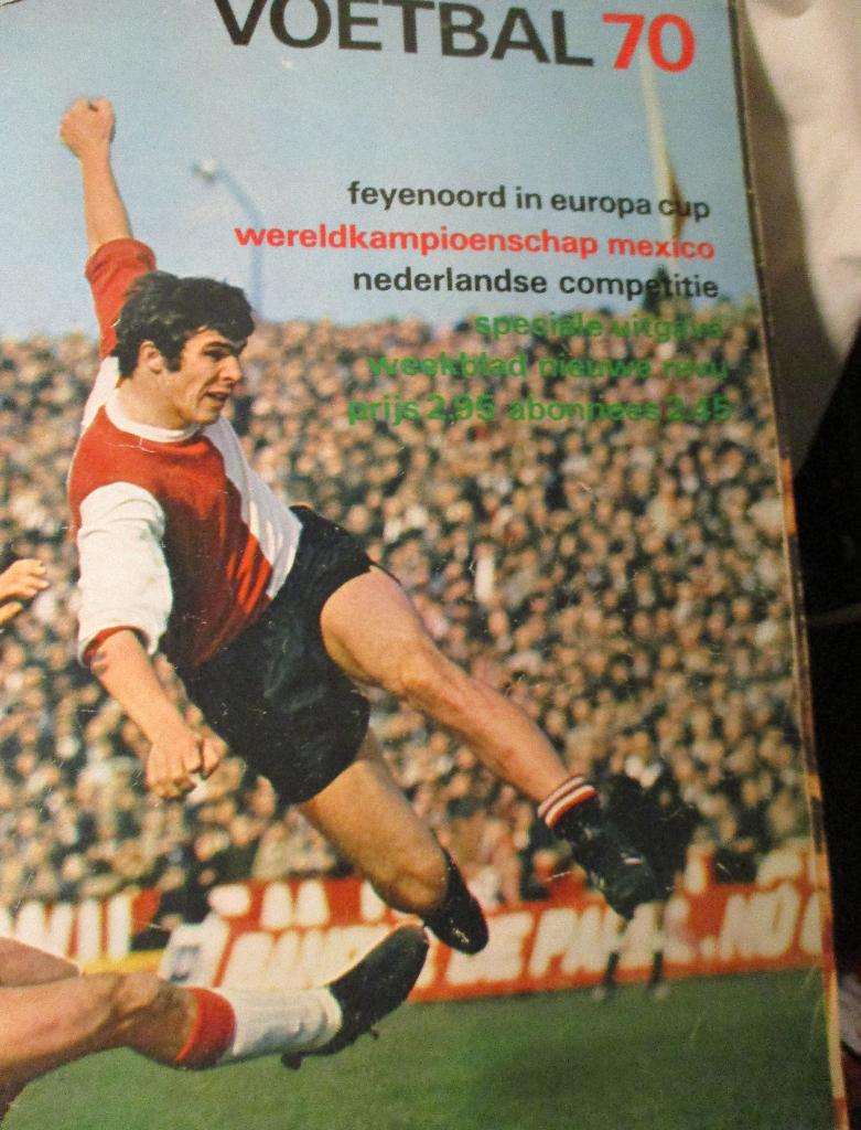 europa-cup voetbal tijdschriften1960-70 met posters, Ophalen of Verzenden, Ajax, Poster, Plaatje of Sticker