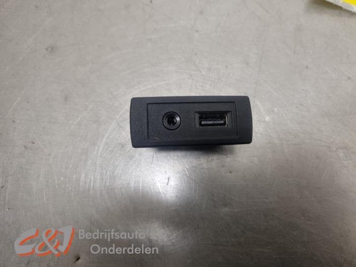 AUX/USB aansluiting van een Mercedes Vito, Gebruikt, -, Ophalen of Verzenden, -