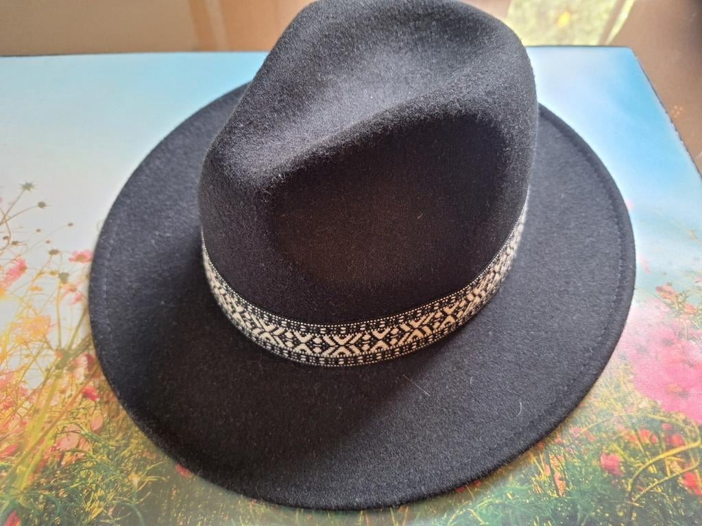 Zwarte hoed met decoratieve band, Kleding | Dames, Hoeden en Petten, Ophalen of Verzenden, Gedragen, Hoed