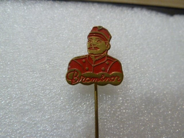 Vintage Speldje: Man in Uniform 'Bromsnor, Verzamelen, Speldjes, Pins en Buttons, Ophalen of Verzenden, Gebruikt, Overige onderwerpen