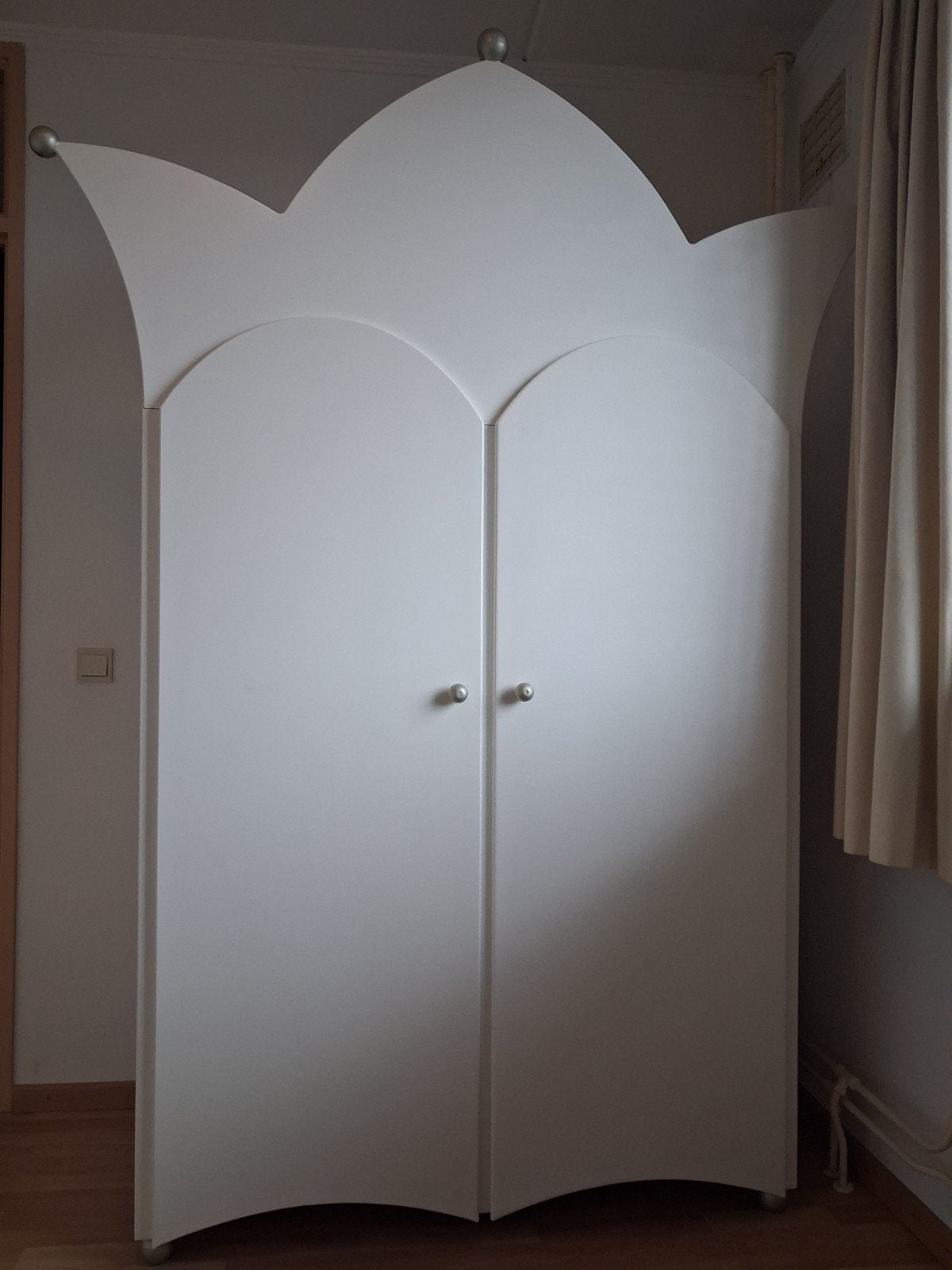 Witte kinderkast met kroon en bijpassende tafel en stoel, Ophalen, Gebruikt, Kast, 50 tot 70 cm