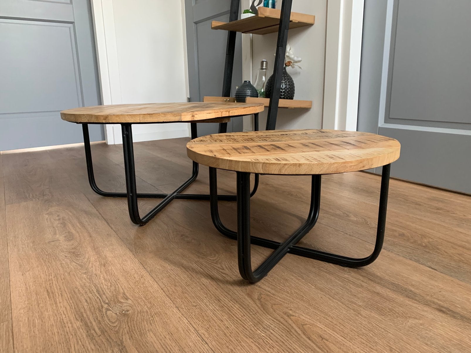 Twee salontafeltjes, massief mangohouten blad, Huis en Inrichting, Tafels | Salontafels, Rond, 50 tot 100 cm, Zo goed als nieuw