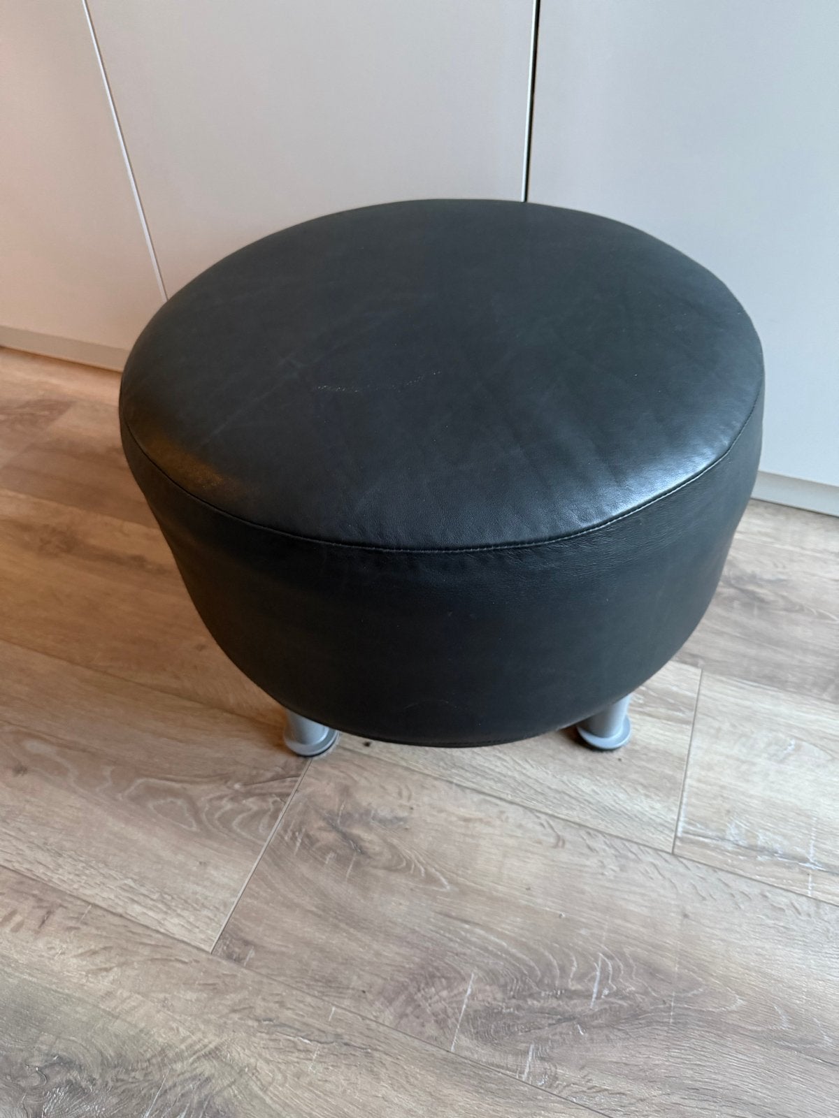 IKEA Skogsta Krukje / Poef Zwart Leer, Huis en Inrichting, Krukjes, Ophalen, Gebruikt, Overige materialen