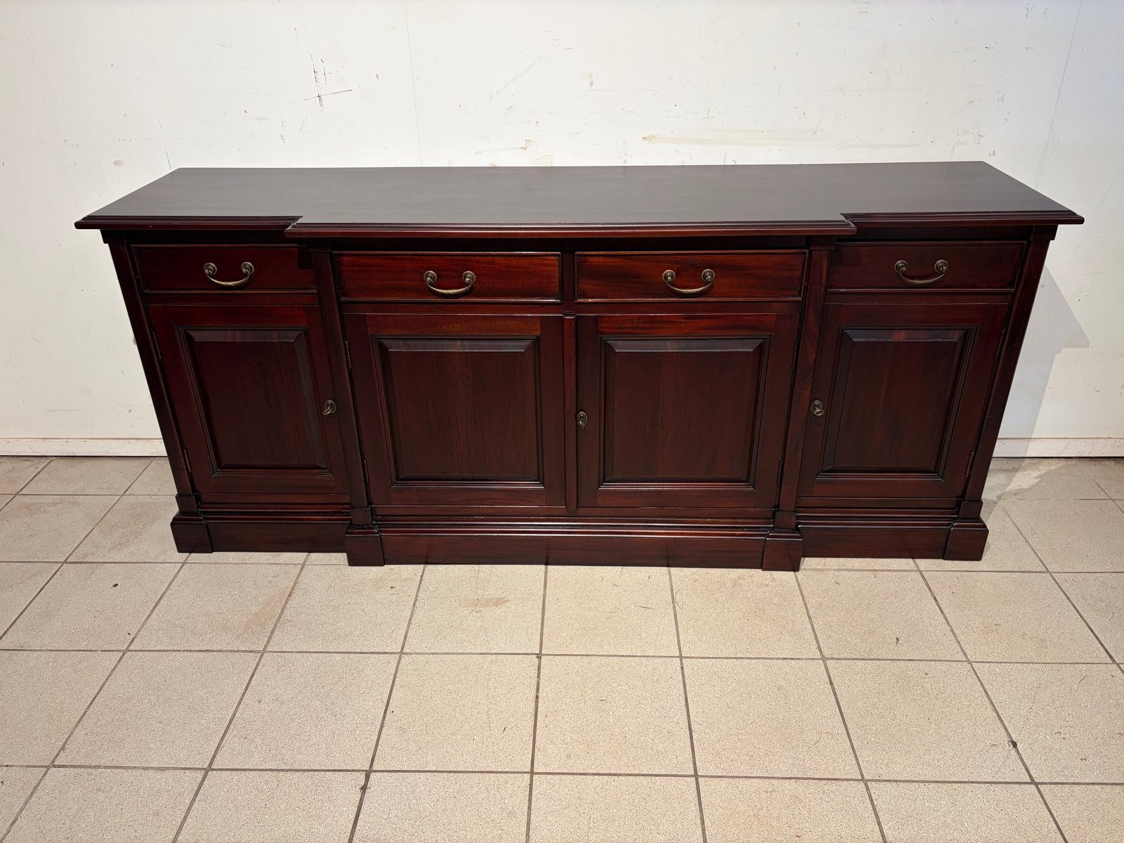 Engels Mahonie Dressoir met Bronzen Beslag, Ophalen