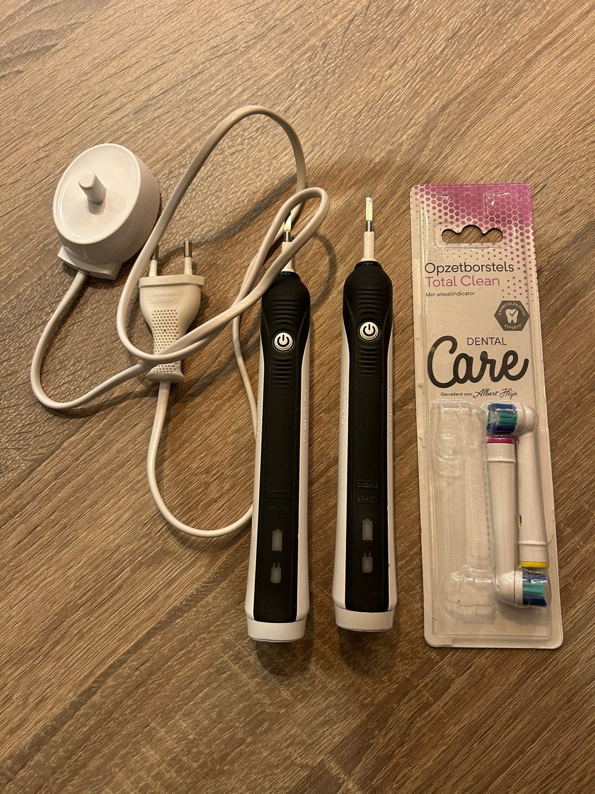 2 Oral-B elektrische tandenborstels met oplader en opzetbors, Ophalen, Gebruikt, Tandenborstel