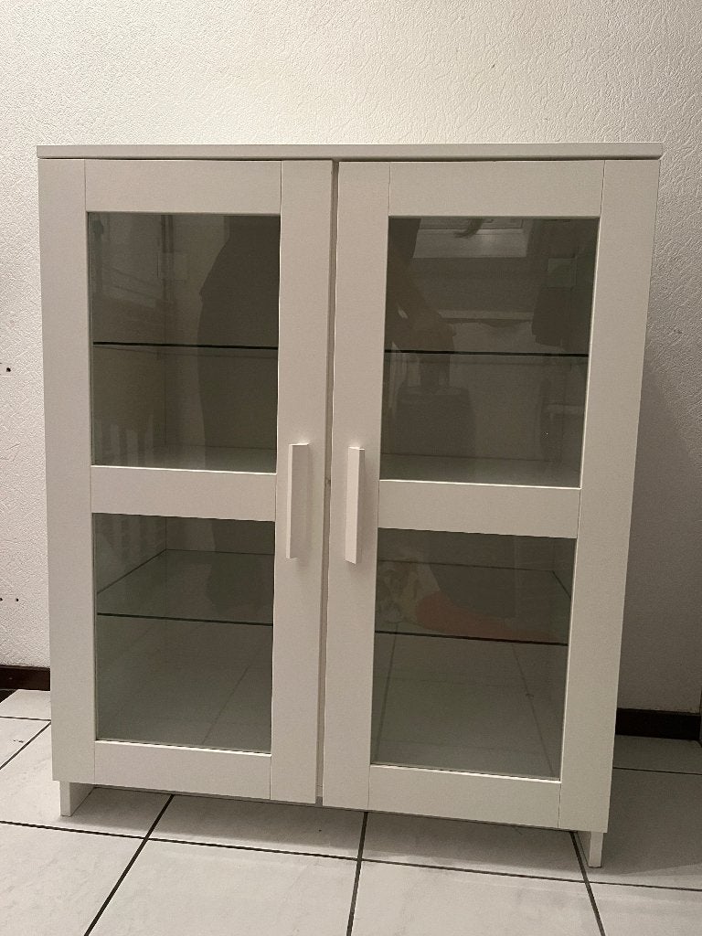 Witte brimnes vitrinekast met glazen deuren van ikea, Ophalen, 100 tot 150 cm, Overige houtsoorten, 50 tot 100 cm
