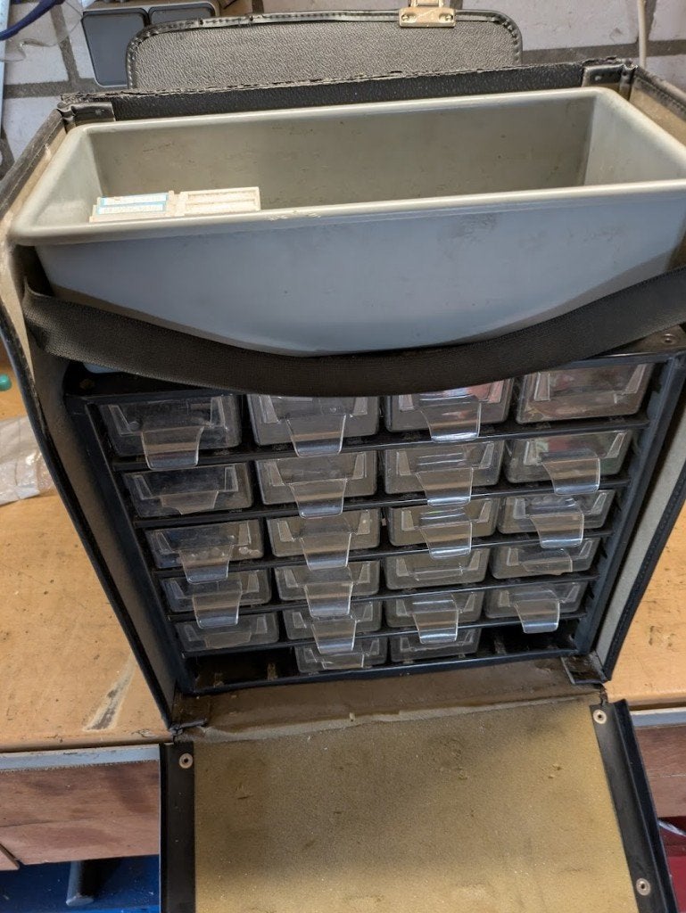 Bitjes gereedschapskoffer en mini boortjes, Ophalen of Verzenden, Zo goed als nieuw
