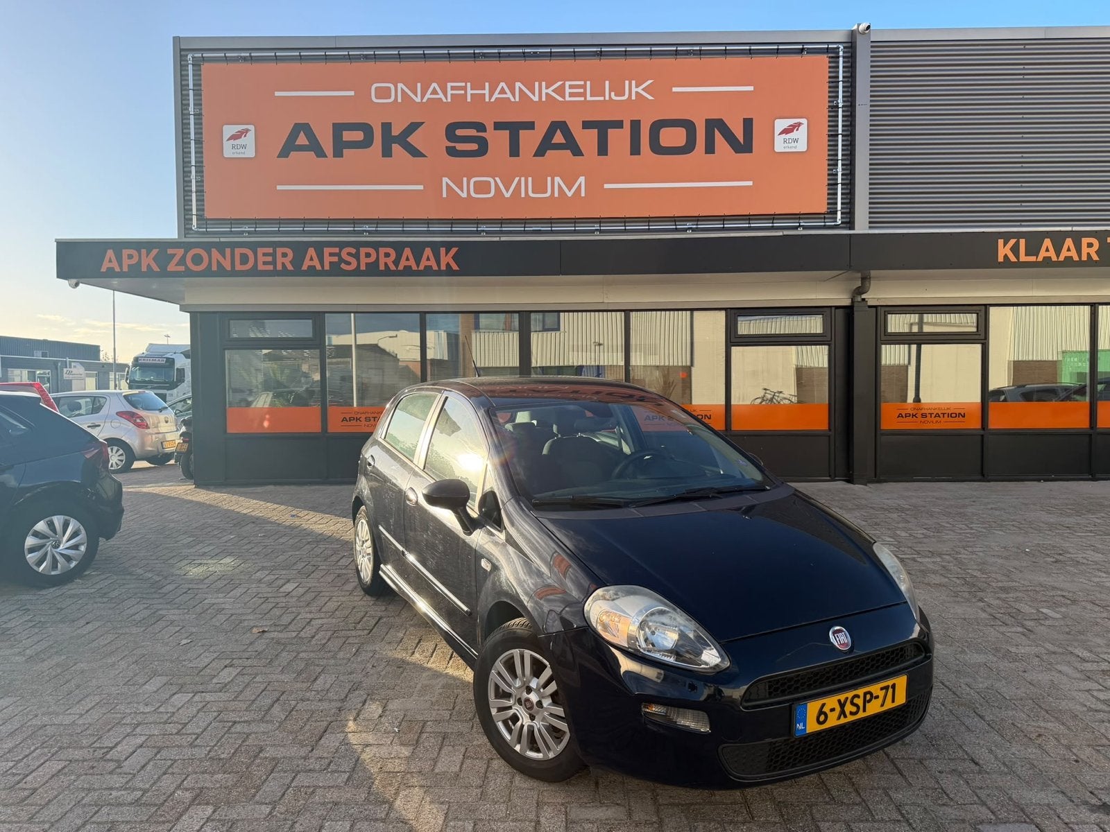 Zeer nette zuinige Fiat Punto 2014 APK nieuw Inruil mogelijk, Auto's, Voorwielaandrijving, 100 pk, 49 €/maand, Origineel Nederlands