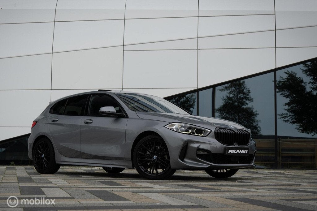 BMW 1-serie 118i M Sport |Pano |Kuipstoelen |H&K |HUD |ACC, Auto's, BMW, Gebruikt, Bedrijf, 3 cilinders, 695 kg