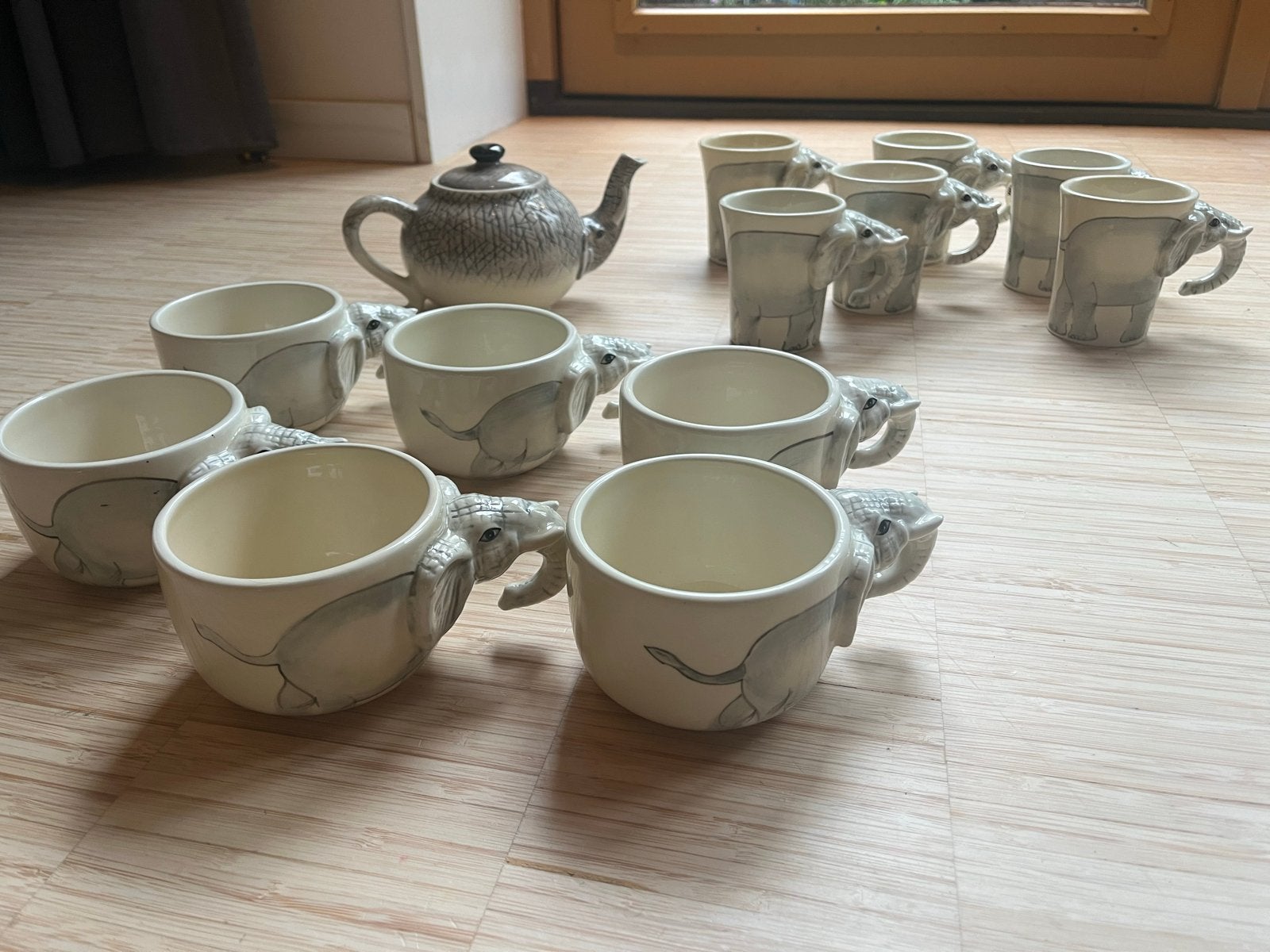 Xenos theepot en mokken met olifanten design, Theepot/fluitketel, Gebruikt, Ophalen of Verzenden, Steen/keramiek