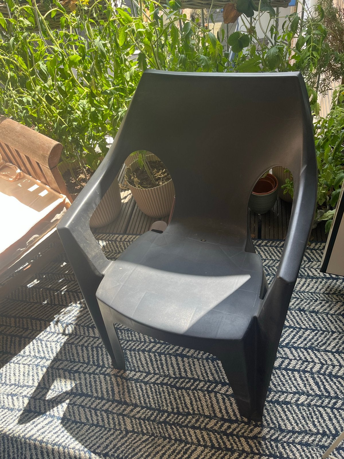 Donkergrijze kunststof tuinstoel, Tuin en Terras, Ophalen, Zo goed als nieuw, Kunststof