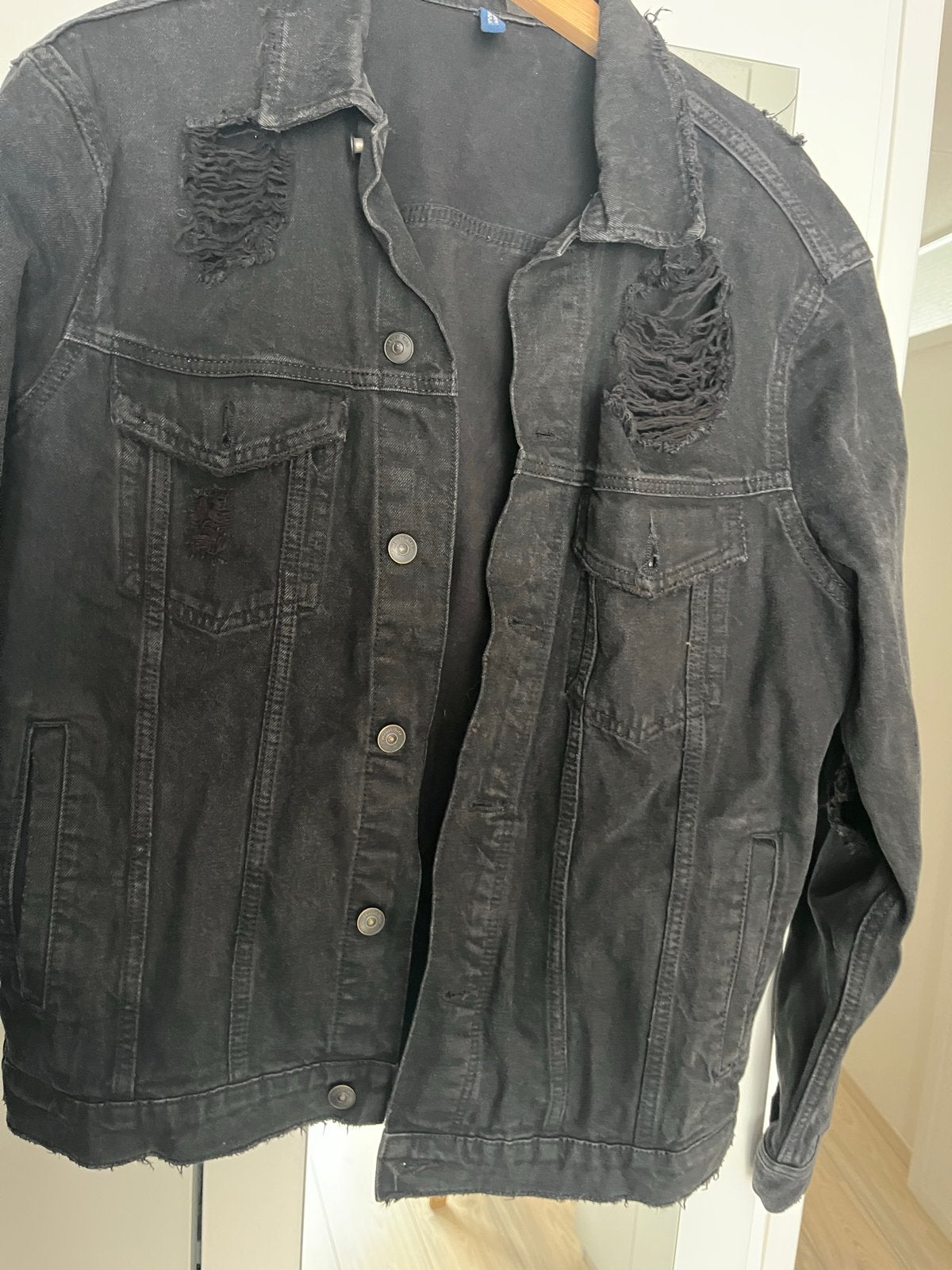 Stoere spijkerjas met scheuren - Zwart, Ophalen of Verzenden, Gedragen, Maat 48/50 (M), Zwart