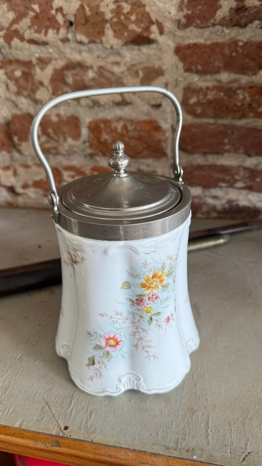 Antieke koekjespot met bloemmotief en metalen details, Ophalen of Verzenden