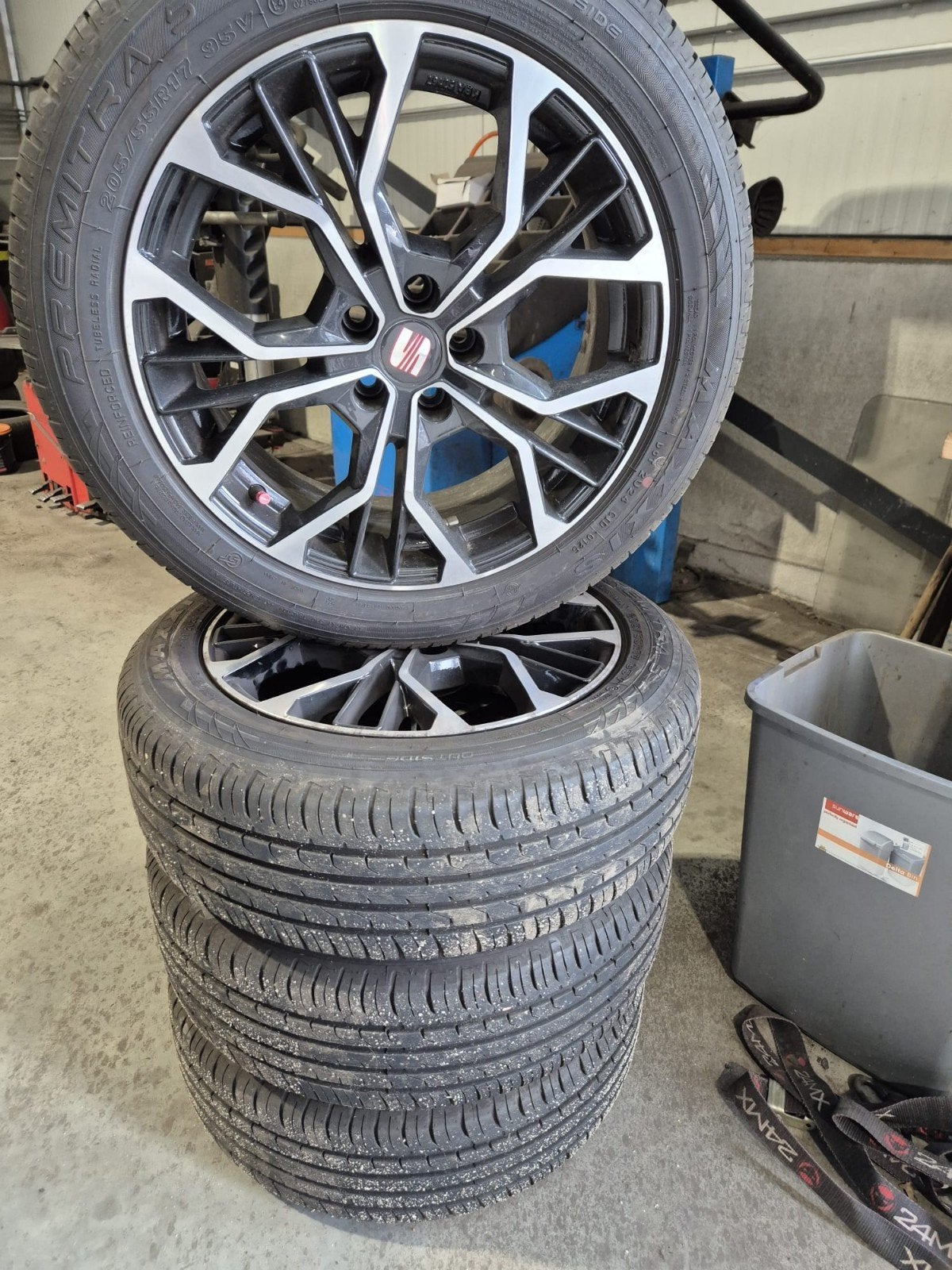 Zeer mooie 17 inch velgen met nieuwe banden, Auto-onderdelen, Banden en Velgen, Ophalen, Gebruikt, Banden en Velgen, 17 inch