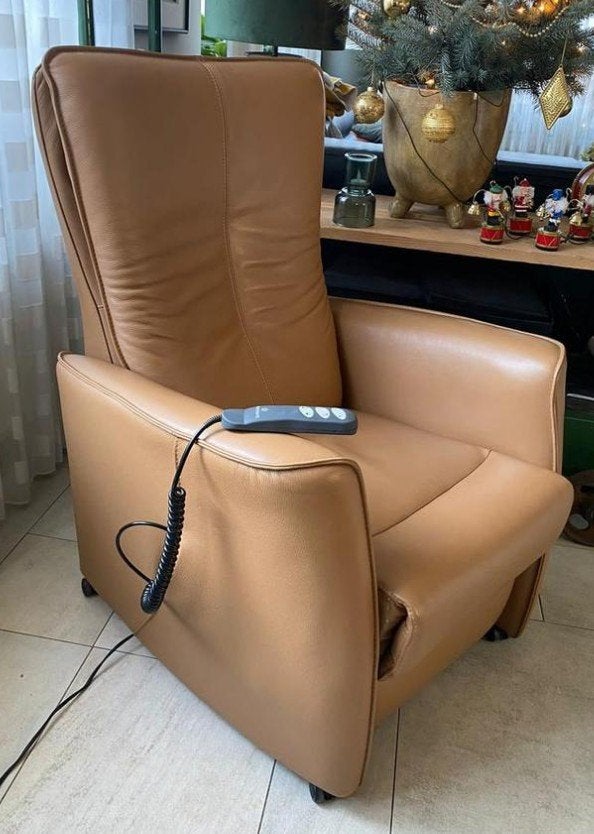 ZGAN opsta fauteuil elektrisch + relax systeem van Prominent, Huis en Inrichting, Fauteuils, Ophalen, Zo goed als nieuw, Leer