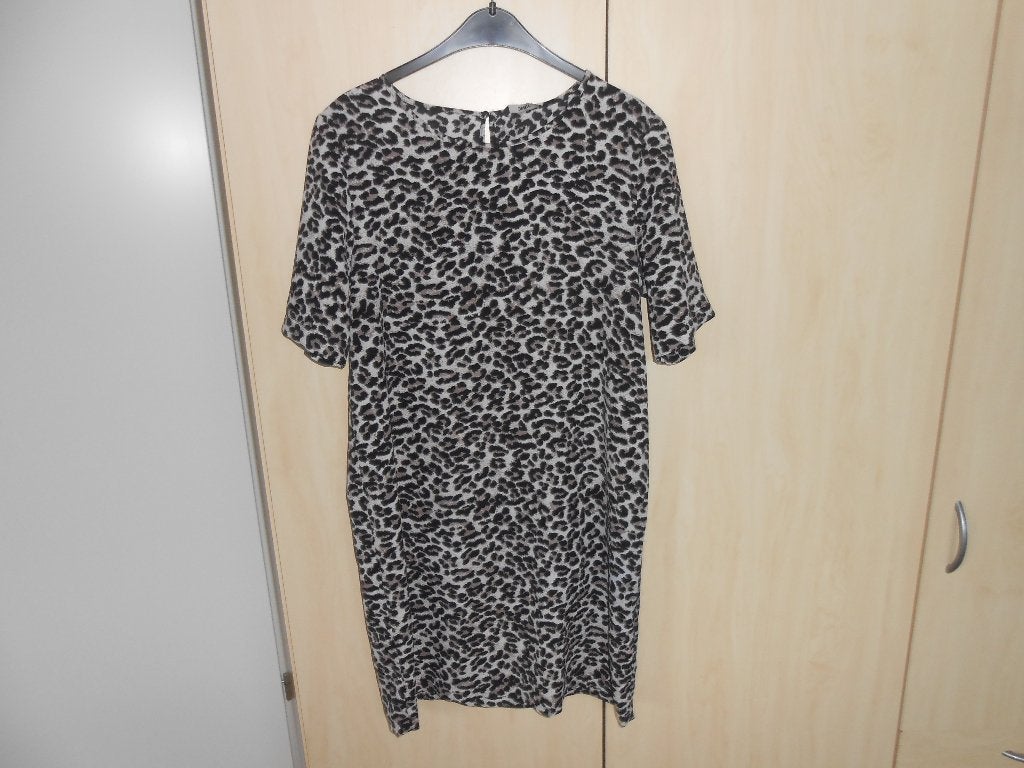 Leuk jurkje met print maat 38 van Only z.g.a.n., Kleding | Dames, Jurken, Maat 38/40 (M), Only, Bruin, Ophalen of Verzenden