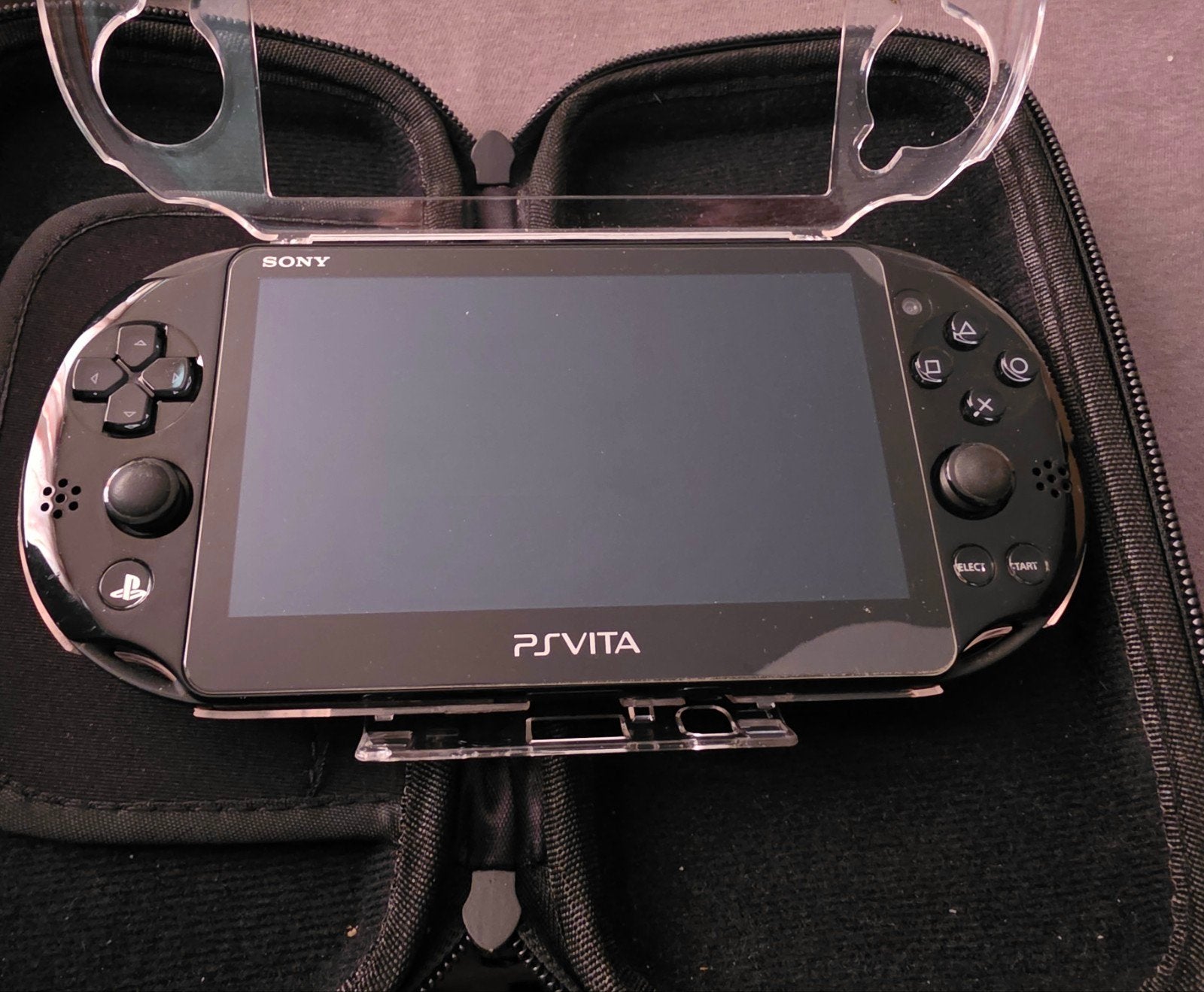 PS Vita Slim (PCH-2000) met hoesje, 1 speler, Ophalen of Verzenden, Vanaf 7 jaar