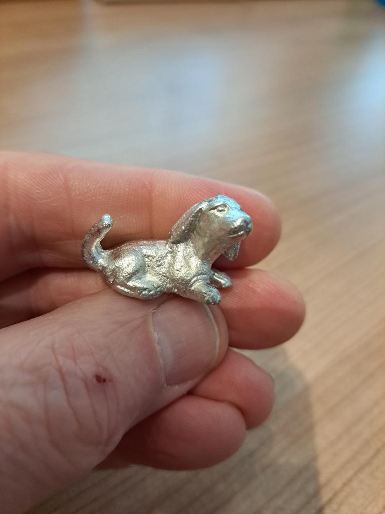 Zittend Beagle puppy hond, tin 3x1.5x2cm, Ophalen of Verzenden, Nieuw, Hond of Kat, Beeldje of Figuurtje