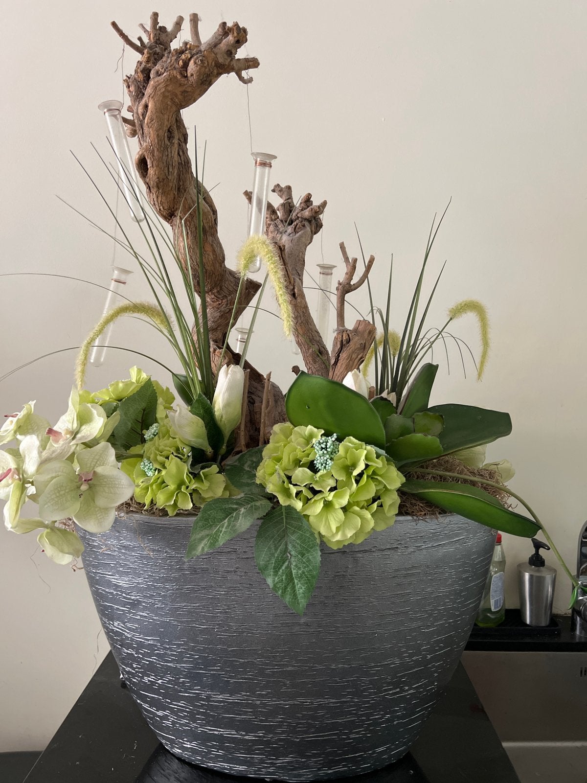 Decoratieve bloempot met kunstbloemen en hout, Ophalen, Hout, Meerkleurig, Zo goed als nieuw