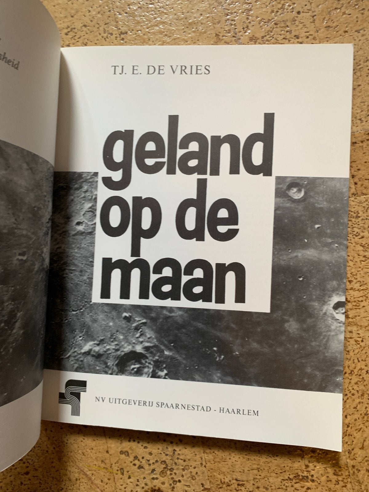 Geland op de maan - TJ. E. de Vries (1969), Ophalen of Verzenden, Gelezen, Nederland