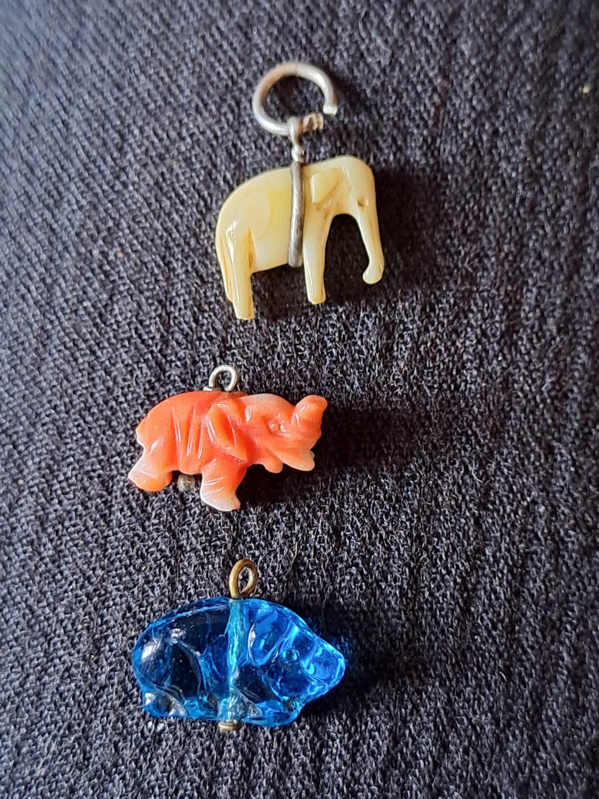 Set van 3 Antieke bedels: been, koraal, blauw glas, Antiek en Kunst, Ophalen of Verzenden