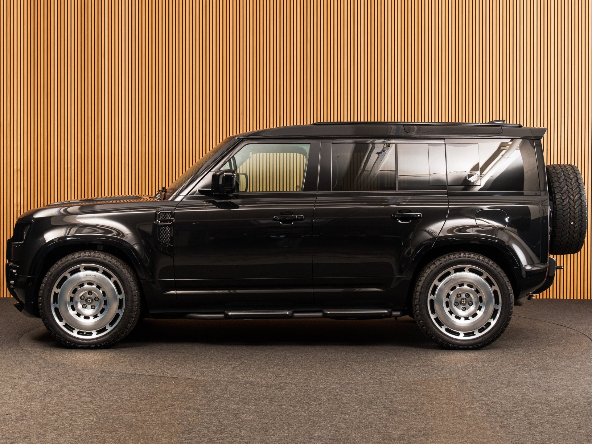 Land Rover Defender 110 2.0 P300e 110 X-Dynamic HSE HERITAGE, Auto's, Automaat, Gebruikt, Zwart, 4 cilinders