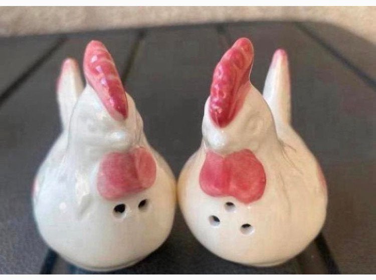Peper en zoutstel in vorm van kippetjes-roze accenten.H6 cm, Overige typen, Ophalen of Verzenden, Zo goed als nieuw, Overige stijlen