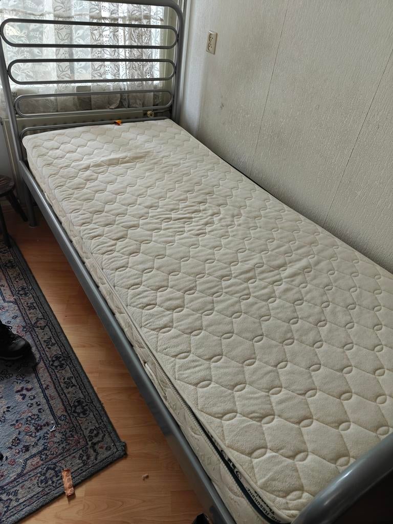 Eenpersoonsbed met matras, grijs metaal, Ophalen, Gebruikt, 90 cm, Eenpersoons