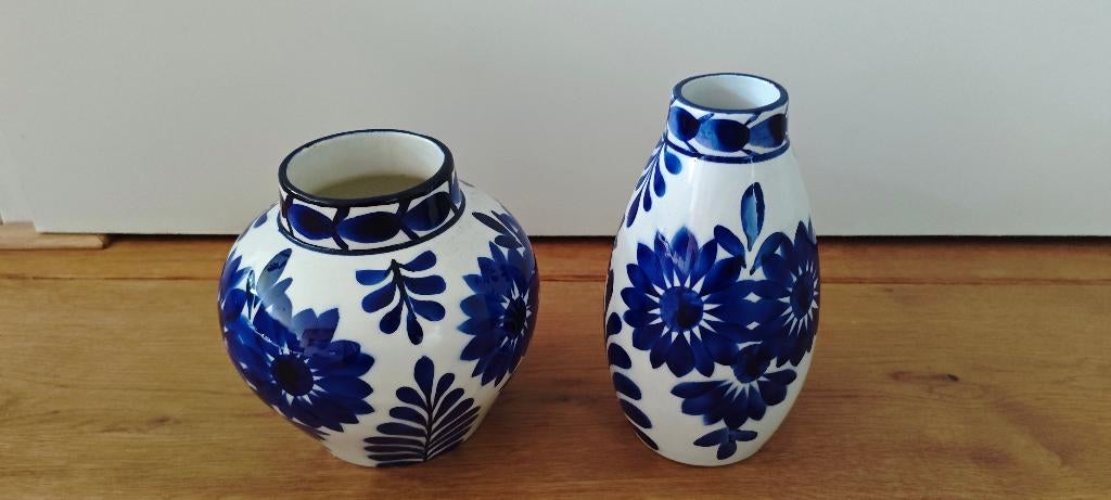 Twee vazen met blauw bloemendecor, Wittenberg, Ophalen of Verzenden, Blauw, Aardewerk of Porselein, Minder dan 50 cm